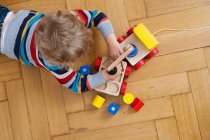 Vista aerea del ragazzo che gioca sul pavimento — Foto stock
