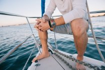 Hombre disfrutando de la vista en velero, San Diego Bay, California, EE.UU. - foto de stock