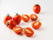 Tomates de ameixa cortados pela metade — Fotografia de Stock