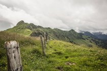 Проволочный забор на травянистых склонах — стоковое фото