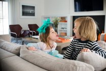 Kinder strecken sich die Zunge aus — Stockfoto
