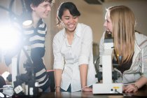 Студенти з використанням мікроскоп в лабораторії — стокове фото