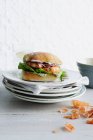 Сэндвич с креветками и салатом — стоковое фото