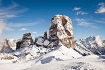 Formaciones rocosas cubiertas de nieve - foto de stock