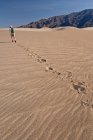 Mann wandert im Death-Valley-Nationalpark, Kalifornien, USA — Stockfoto
