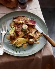 Teller mit gebratenem Rindfleisch und Pilzen — Stockfoto