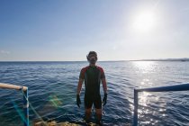 Snorkeler de pie en aguas abiertas - foto de stock