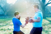 Entrenamiento de boxeador con entrenador al aire libre - foto de stock