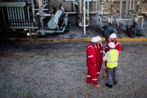 Workers talking at chemical plant — Stock Photo