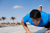 Atleta fazendo flexões ao ar livre — Fotografia de Stock