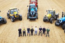 Agriculteurs avec tracteurs dans les champs de culture — Photo de stock