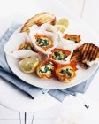 Huevos en tazas de salmón con tostadas - foto de stock