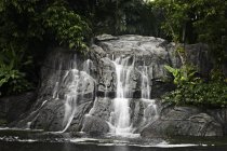 Felsiger Wasserfall im Waldsee — Stockfoto