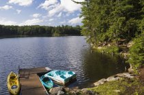 Kayaks et pédalos attachés au quai sur le lac — Photo de stock