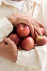 Immagine ritagliata dell'uomo anziano che tiene le mele — Foto stock
