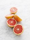 Крупним планом знімок половинок грейпфрута на мармуровій поверхні — стокове фото