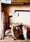 Хліб на продаж у хлібопекарні — стокове фото