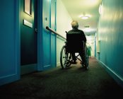 Hombre discapacitado en un pasillo - foto de stock