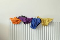Asciugatura biancheria intima sul radiatore — Foto stock