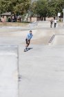 Junger Mann skateboardet im Park, Eastvale, Kalifornien, USA — Stockfoto