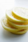 Стопка скибочок лимона — стокове фото