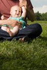 Отец с маленькой девочкой на коленях — стоковое фото