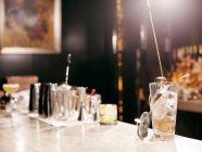 Cocktail che fa strumenti sul bar — Foto stock