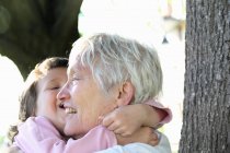 Жінка тримає онуку на відкритому повітрі — стокове фото