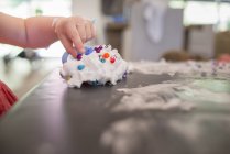 Young girl playing messy play at table — Stock Photo