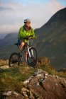 Mountain bike in piedi sulla cima della collina — Foto stock