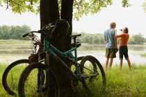 Fahrräder und Paar mit Fernglas — Stockfoto