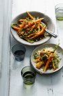Pratos de cenouras e legumes — Fotografia de Stock