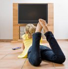 Jeune fille regarder la télévision — Photo de stock