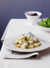 Gnocchis aux olives et salades dans des bols — Photo de stock