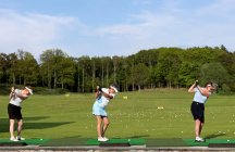 Le donne al campo pratica di golf — Foto stock