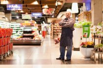 Clerk standing in grocery store, selective focus — Stock Photo