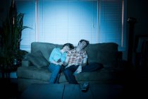 Jovem casal adormeceu na frente da tv — Fotografia de Stock