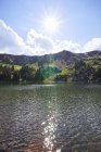 Горное озеро в лучах солнца — стоковое фото