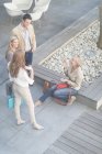 Бізнесмен і жінки неформально спілкуються на терасі готелю — стокове фото