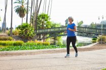 Reife Frau joggt im Park — Stockfoto
