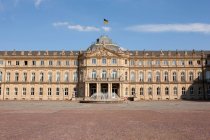 Neues palais mit wolkenhimmel im hintergrund, stuttgart, deutschland — Stockfoto
