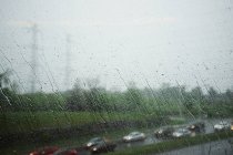 Vista attraverso la finestra dell'autostrada e il traffico in un giorno di pioggia — Foto stock