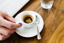 Mãos masculinas segurando café expresso — Fotografia de Stock