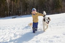 Kids playing in the snow — Stock Photo