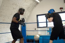Боксёры спаррингуют на ринге — стоковое фото