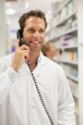 Pharmacien parlant au téléphone, foyer sélectif — Photo de stock