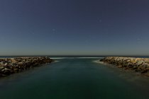A ilha do mar Mediterrâneo. o céu e a lua em primeiro plano. — Fotografia de Stock