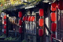 Бумажные фонари, свисающие с традиционного китайского здания — стоковое фото
