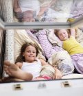 Девушки расслабляются на диване в помещении, избирательный фокус — стоковое фото