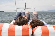 Coppia relax su una barca — Foto stock